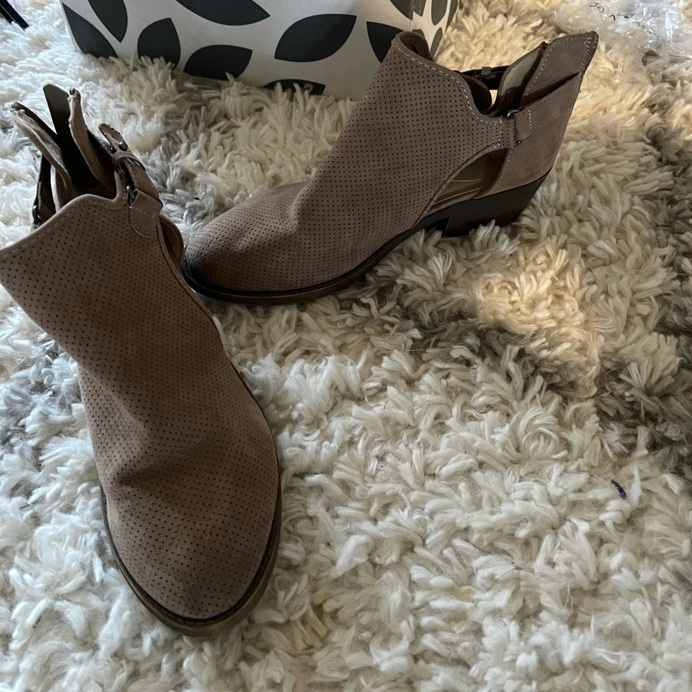 Beige boots